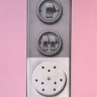 Prise et interrupteur sur fond rose