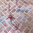 Fillette à cloche-pieds