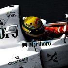 sur les mains d' Ayrton Senna