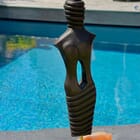 Douceur. Pierre calcaire patinée aux pigments noirs cuivrés