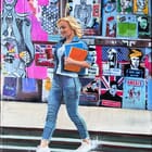 Jeune femme descendant l'escalier