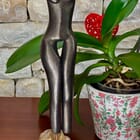 Muse. Pierre calcaire patinée aux pigments bronze noirs cuivrés, socle stéatite terre de Sienne