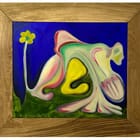 Drapeau à la fleur verte sur toute petite montagne