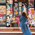 Femme au manteau bleu