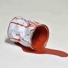 Le vieux pot de peinture rouge