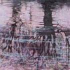 S’étire et s’efface : une fusion entre force végétale et reflets fluides...