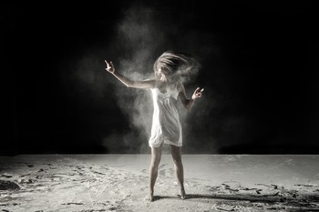 Dancer: Flora #3 (76 x101 cm )  von Cody Choi