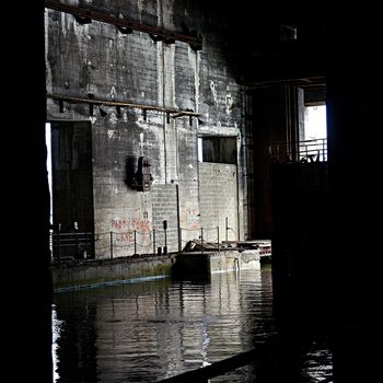 Base sous-marine de bordeaux, l'entrée du bassin by F. LORIEN