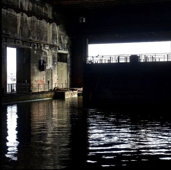 L'entrée des bassins,base sous-marine de bordeaux by F. LORIEN