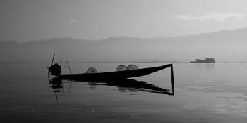 L'attente - lac inlé by Jean-Marc Renaudie
