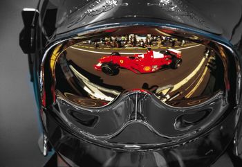 Reflet de Rubens Barrichello, dans un casque de pompier. F1 von Leroyphoto