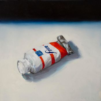 Tube de couleur rouge sur fond blanc by Olivier Payeur