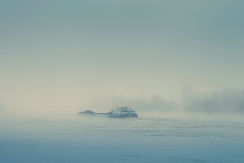 Péniche dans la brume von Nicolas Mithois