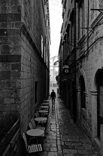 En descendant l'escalier by Jean-Marc Renaudie