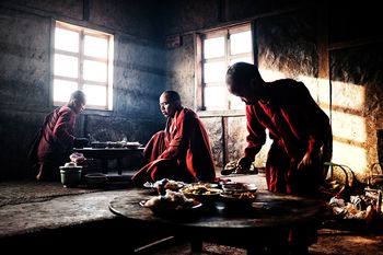 Breakfast in burma by Lise Hébuterne