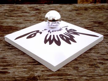 Le monde à l'envers ! - anamorphose von Louise Fritsch