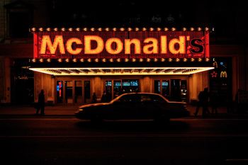 Fast-food à Broadway by Christian Lafosse