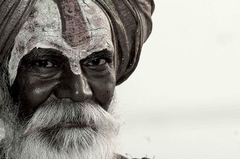 Le sage de Bénarès. sâdhus. Inde by Leroyphoto