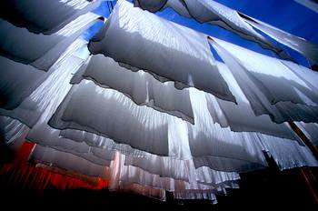 Linge et tissus suspendu. Maroc von Leroyphoto