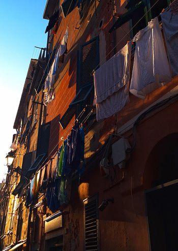 Linges aux fenêtres . Manarola. Cinque terre. Italie by Leroyphoto