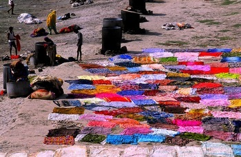 Séchage de linge sous le pont d Agra. Inde by Leroyphoto
