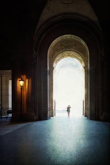 Au Louvre von Hélène Vallas