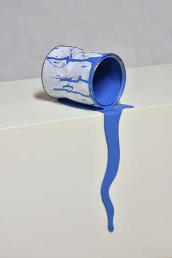 Le vieux pot de peinture bleu von Yannick Bouillault