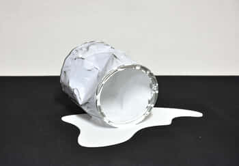 Le vieux pot de peinture blanc von Yannick Bouillault