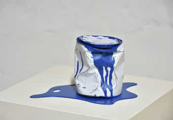 Le vieux pot de peinture bleu von Yannick Bouillault