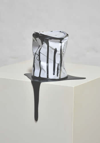 Le vieux pot de peinture noir von Yannick Bouillault