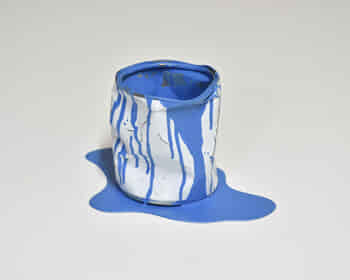 Le vieux pot de peinture bleu par Yannick Bouillault