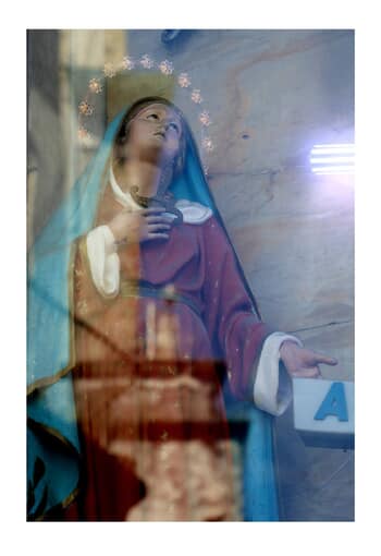 Votive 15. Italy, 2026. par Ian Hoskin