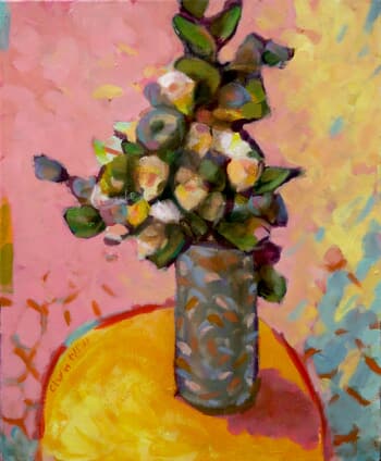 Fleurs dans un vase sur une table jaune von Charles Pasino