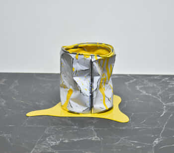 Le vieux pot de peinture jaune by Yannick Bouillault