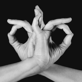 Eyes Heart - Mudra : Facilitates deep vision Helps purify, clarify and illuminate the heart Cultivates sincerity and authenticity of the heart von Bruno Houdayer