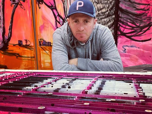 Au-delà des frontières, découvrez Piers Bourke