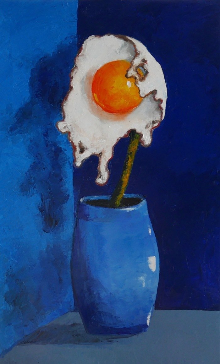Egg flower in blue vase von Ta Byrne