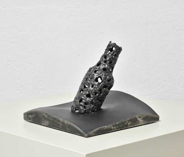 La bouteille sur la plage by Yannick Bouillault