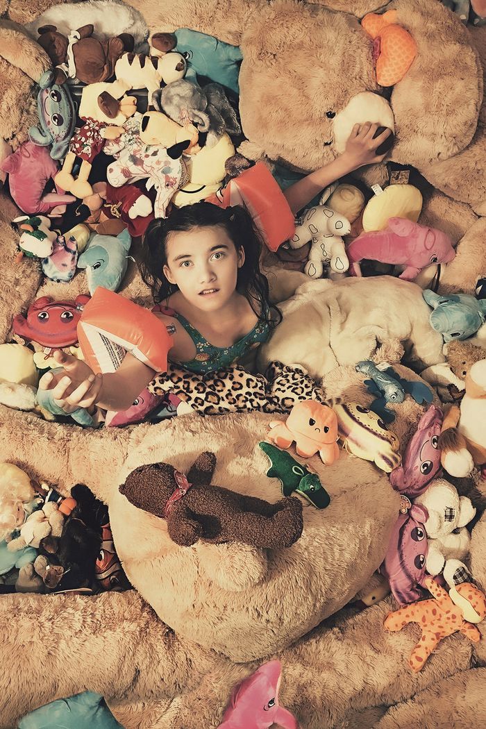 The drowning of consumption, teddy bear sauce by Idan Wizen