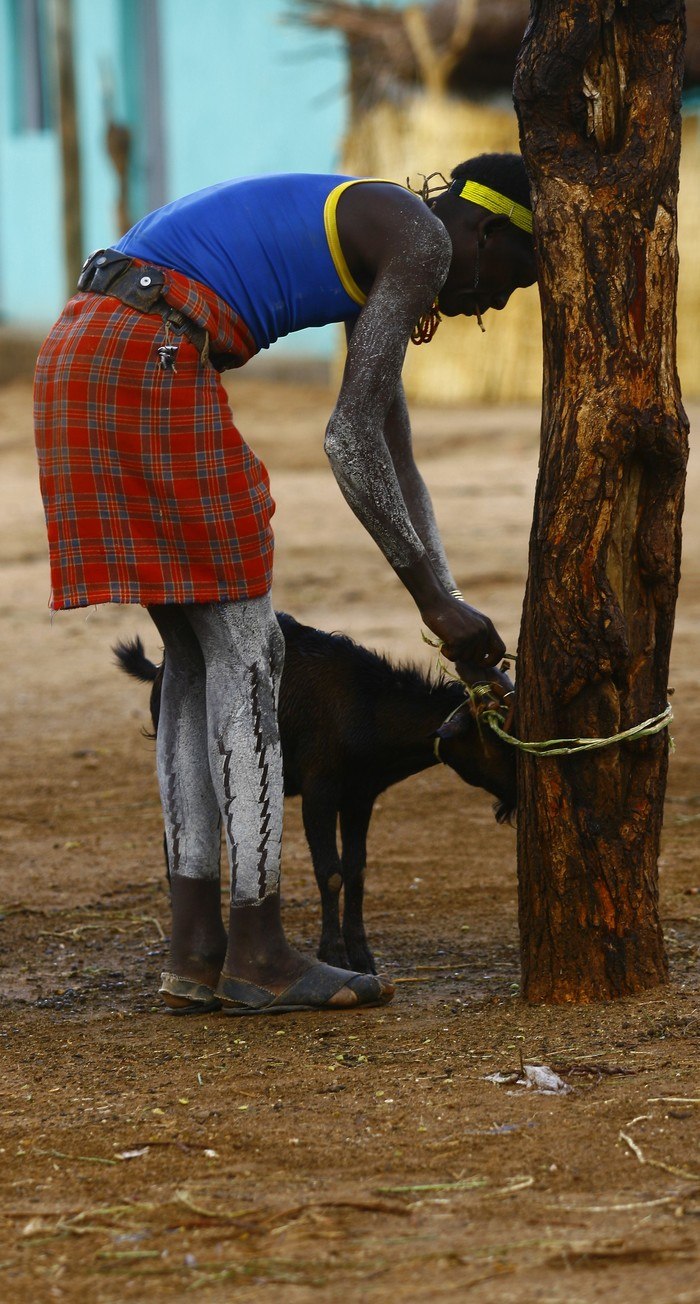 Ethiopie , homme Karo et sa chèvre. par Leroyphoto