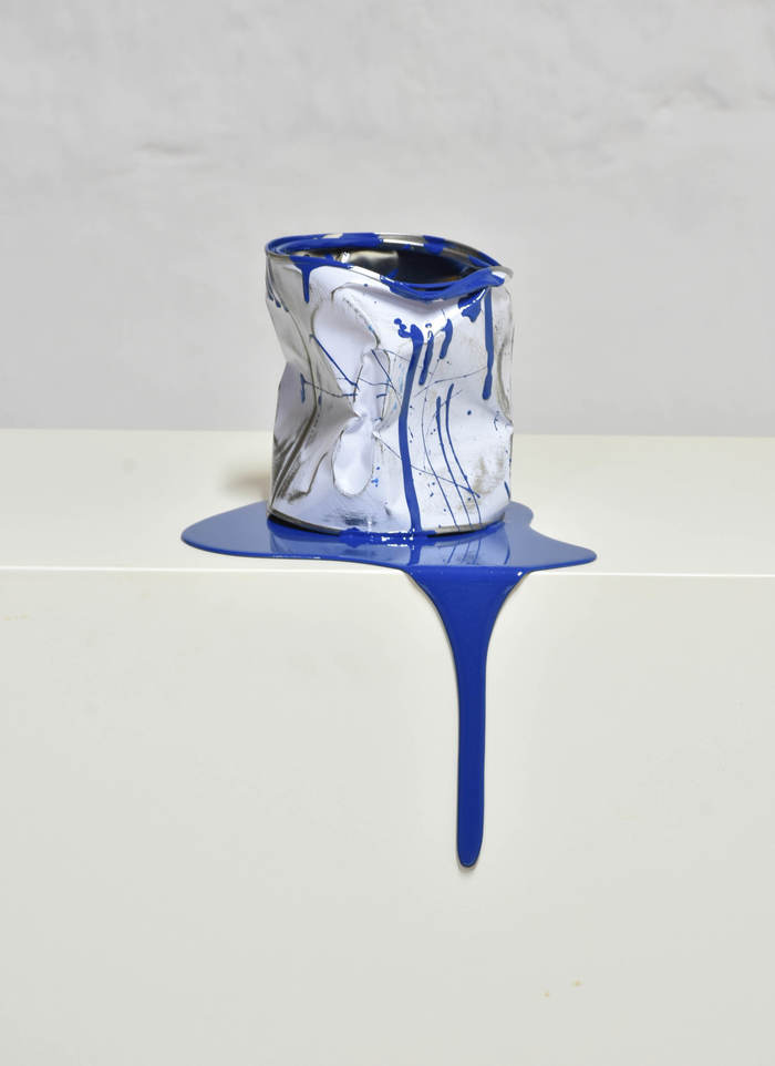 Le vieux pot de peinture bleu par Yannick Bouillault