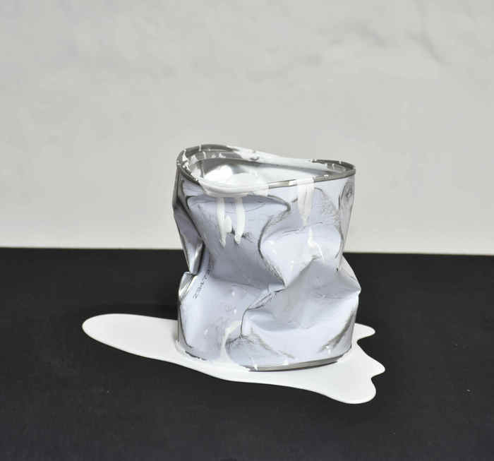 Le vieux pot de peinture blanc par Yannick Bouillault