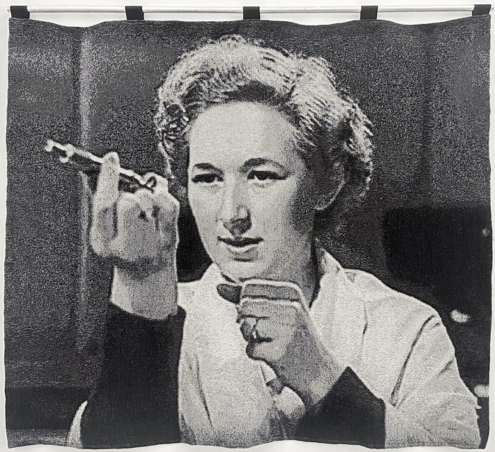 The instrument is not the music (Machine woven tapestry) par Kirsty Harris