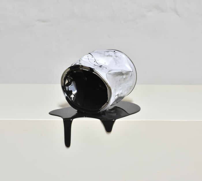 Le vieux pot de peinture noir von Yannick Bouillault