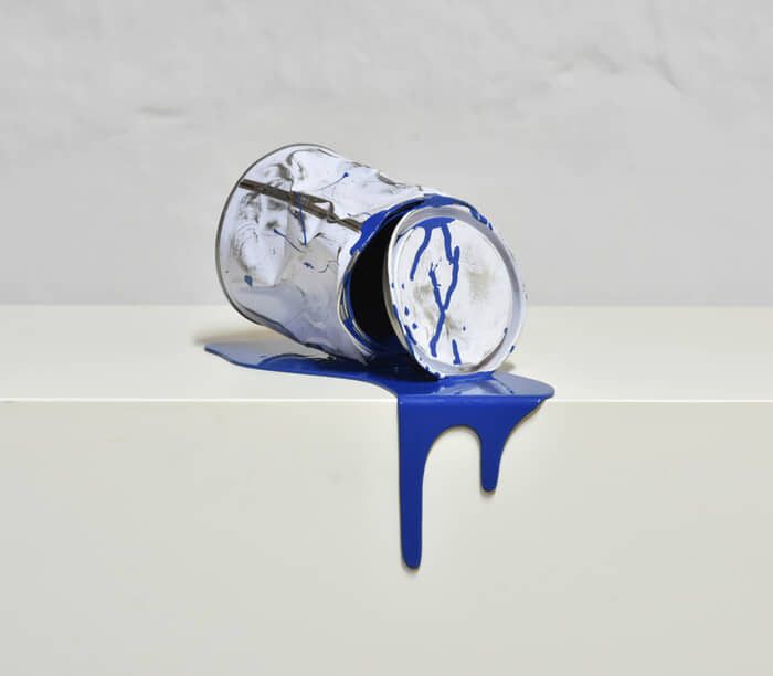 Le vieux pot de peinture bleu von Yannick Bouillault