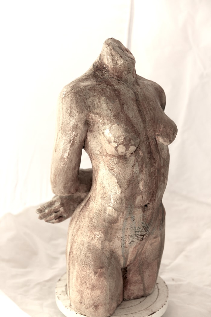 Torse de femme - mains derrière by Gérard Lartigue