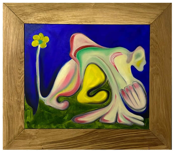 Drapeau à la fleur verte sur toute petite montagne by Sol Cattino