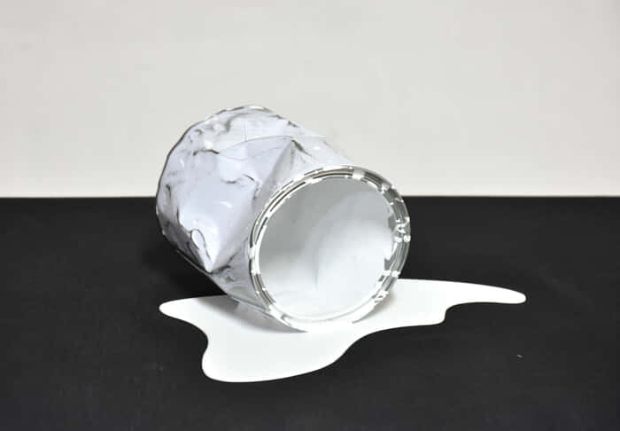 Le vieux pot de peinture blanc von Yannick Bouillault