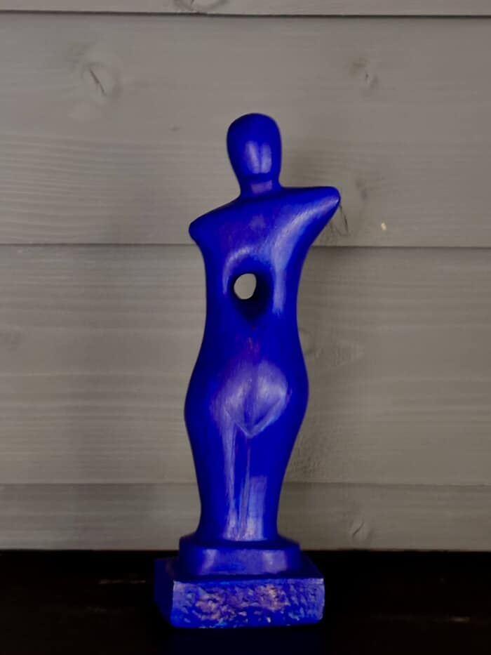 Du bleu à l'âme, pierre calcaire patiné bleu Majorelle cuivré  by Didier Ferré