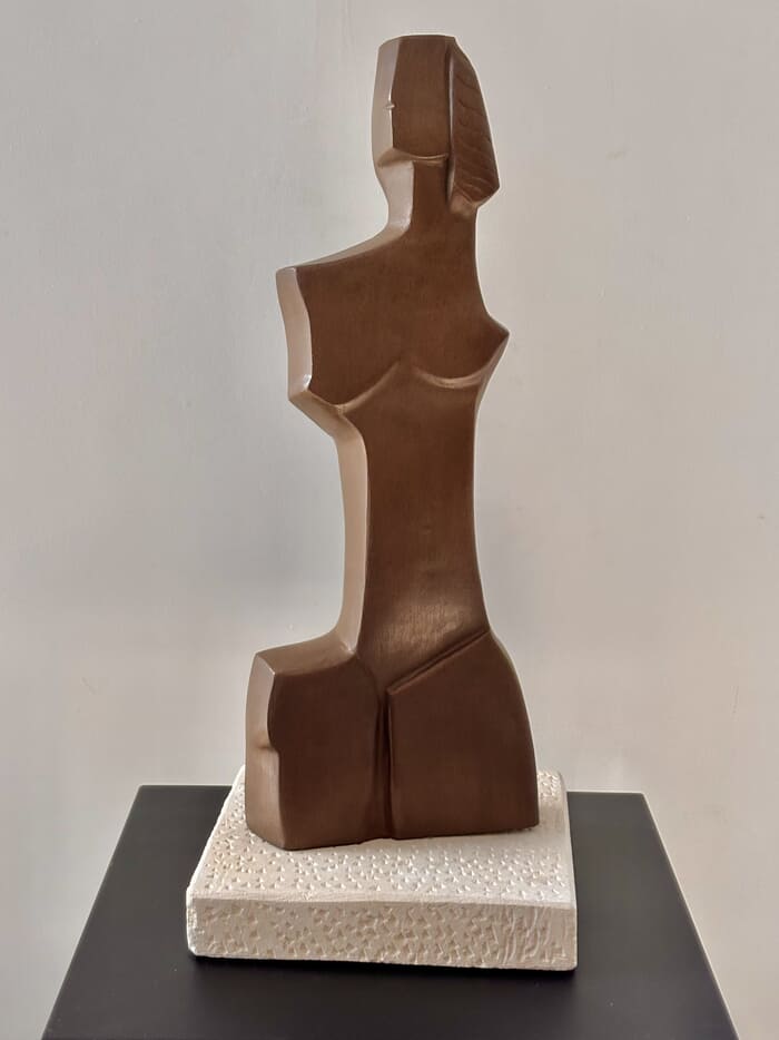 Présence, calcaire de l'île de Ré patinée aux pigments bronze cuivré by Didier Ferré